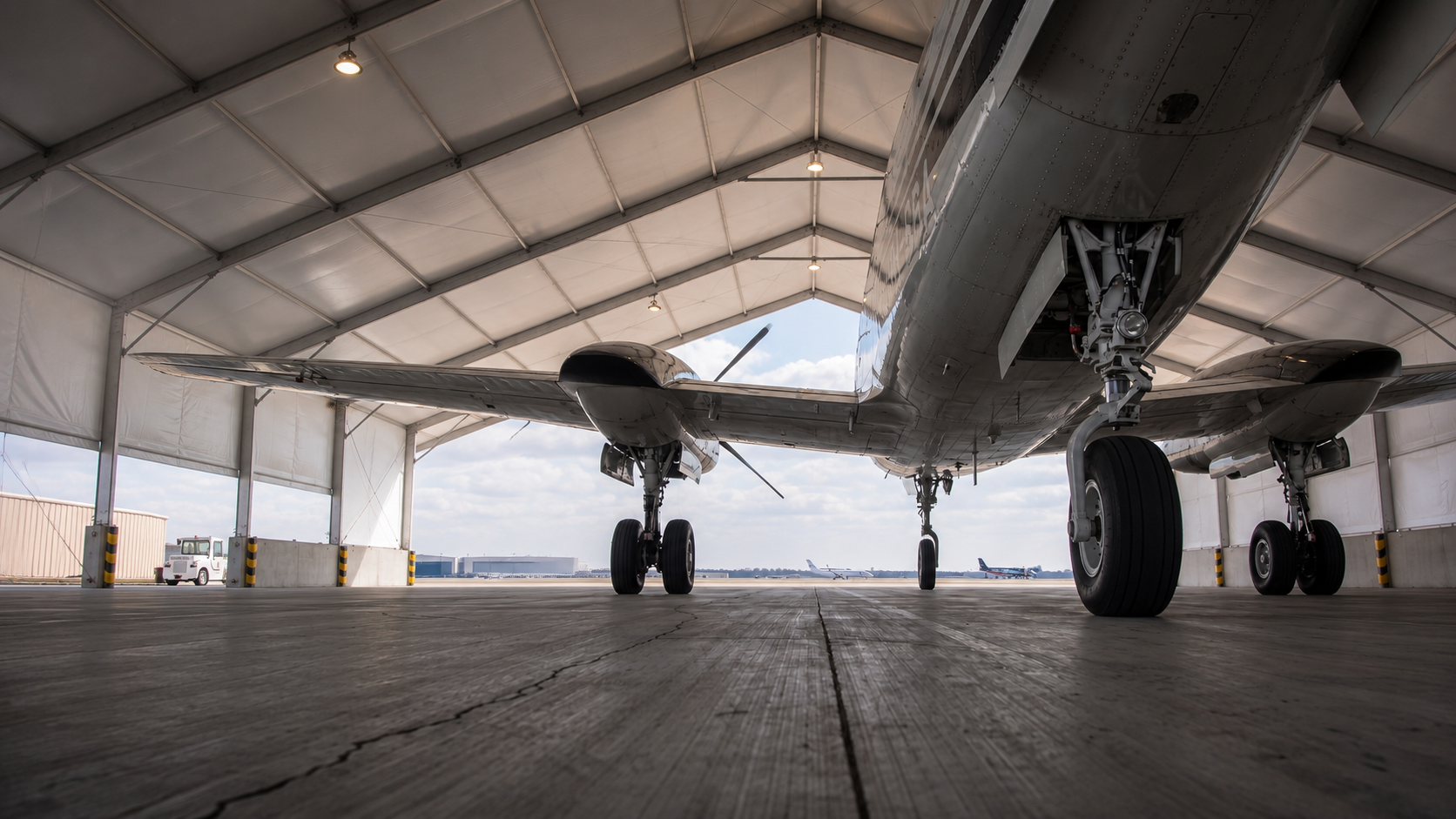 Modular aluminum frame aircraft hangar structure