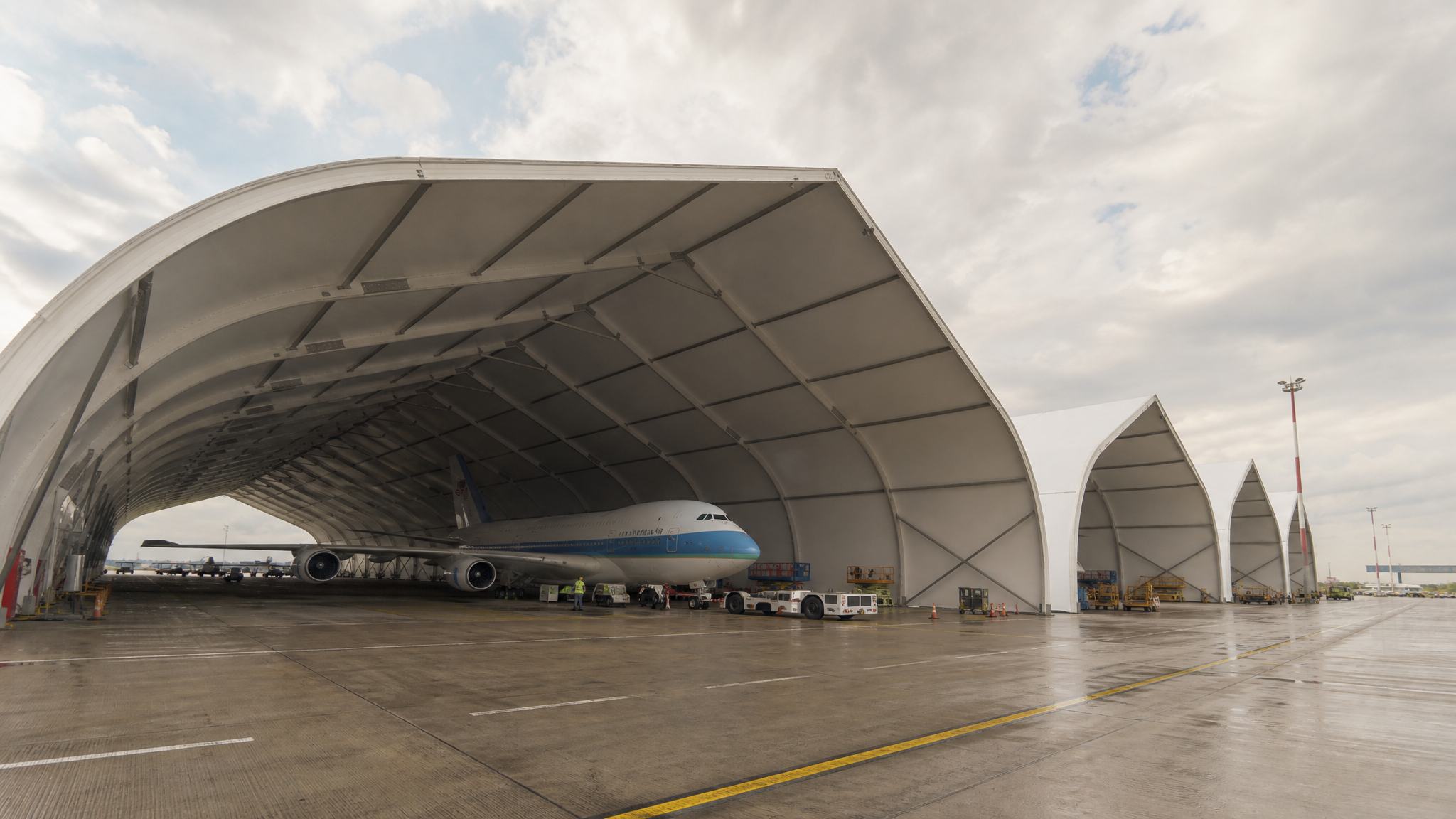 Aircraft hangar tent structure